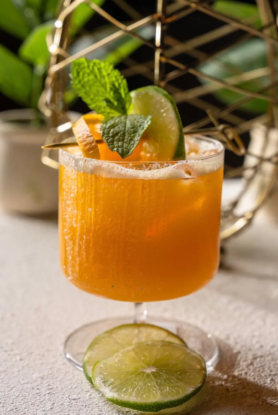 Citrus cocktail with lime and mint